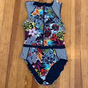 Women’s sleeveless one piece rash guard